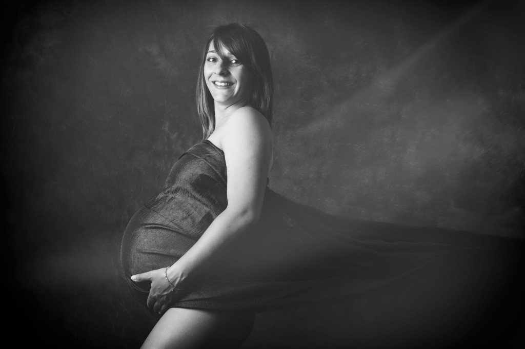 <img src ="(Alessandra).jpg alt =velo donna incinta maternità bianco e nero"/>