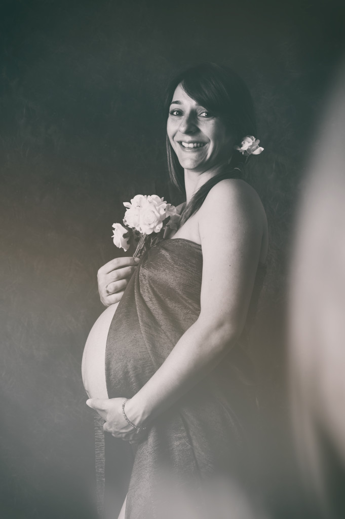 <img src ="(Alessandra).jpg alt =donna incinta maternità velo vestito fiori sorriso bianco e nero"/>