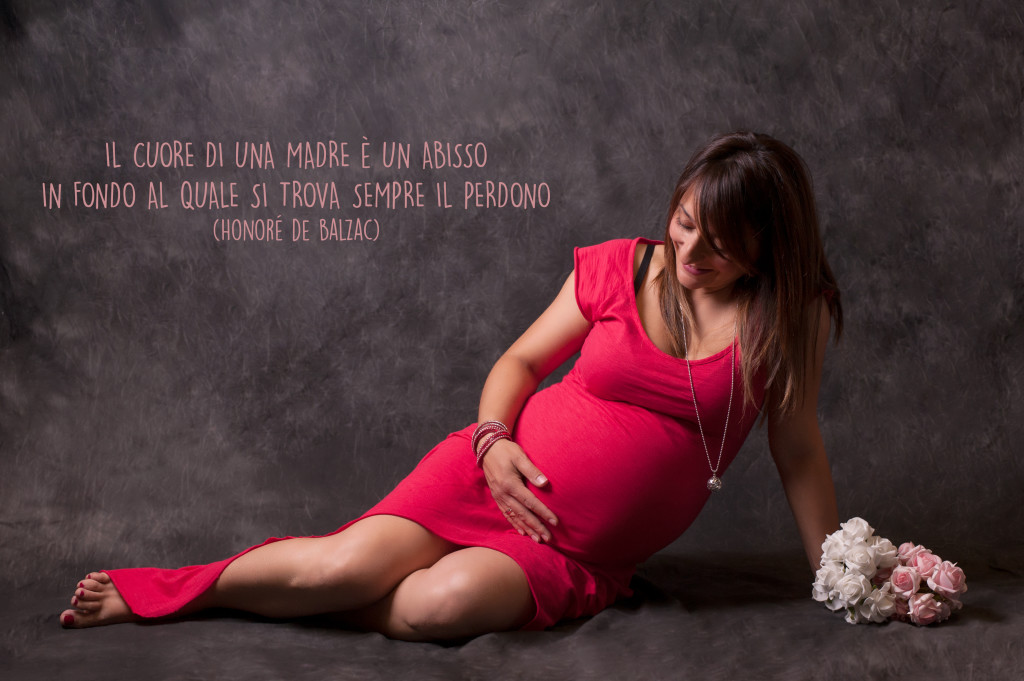 <img src ="(Alessandra).jpg alt = incinta maternità vestito rosso seduta scritta fiori"/>