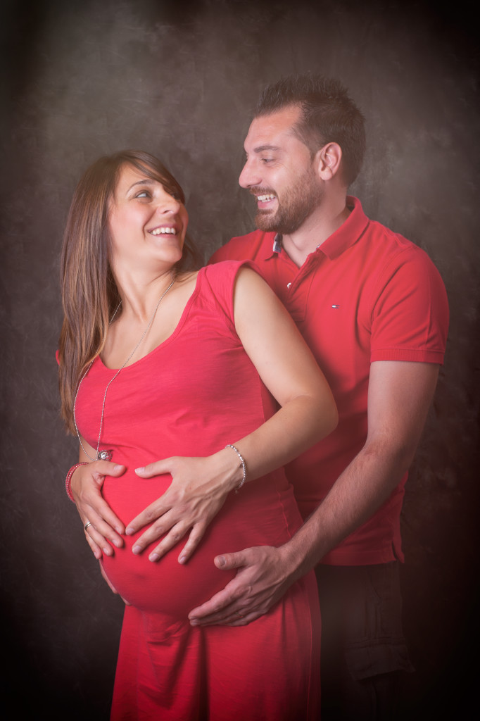 <img src ="(Ale e Roby).jpg alt = abbraccio uomo e donna maternità incinta vestito rosso amore"/>