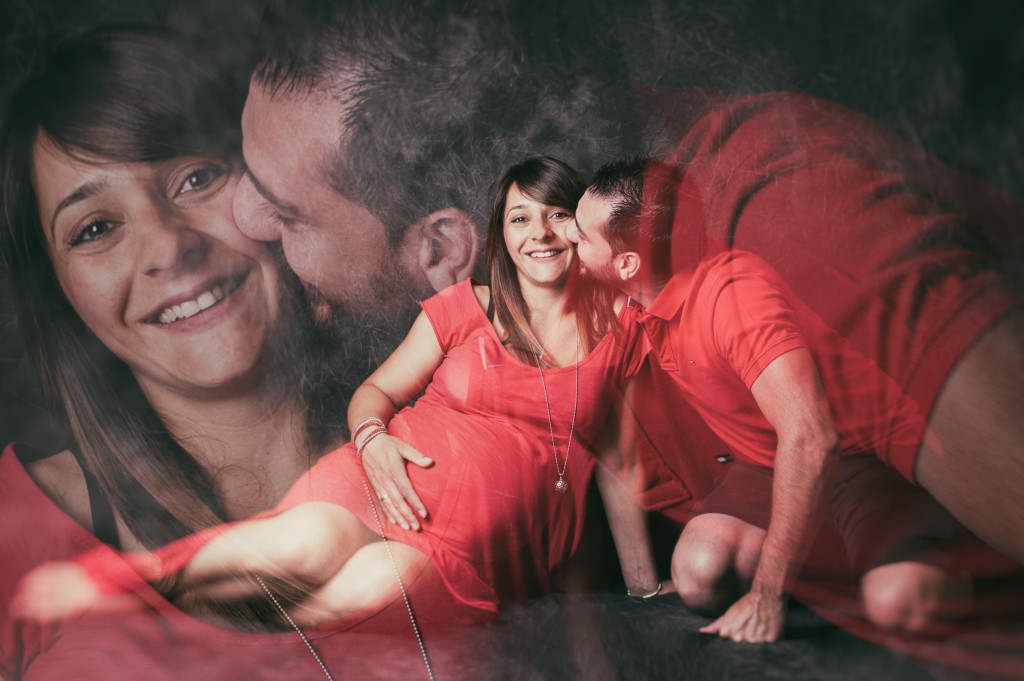<img src ="(Ale e Roby).jpg alt = bacio uomo e donna seduti vetiti rossi amternià pancione amore"/>