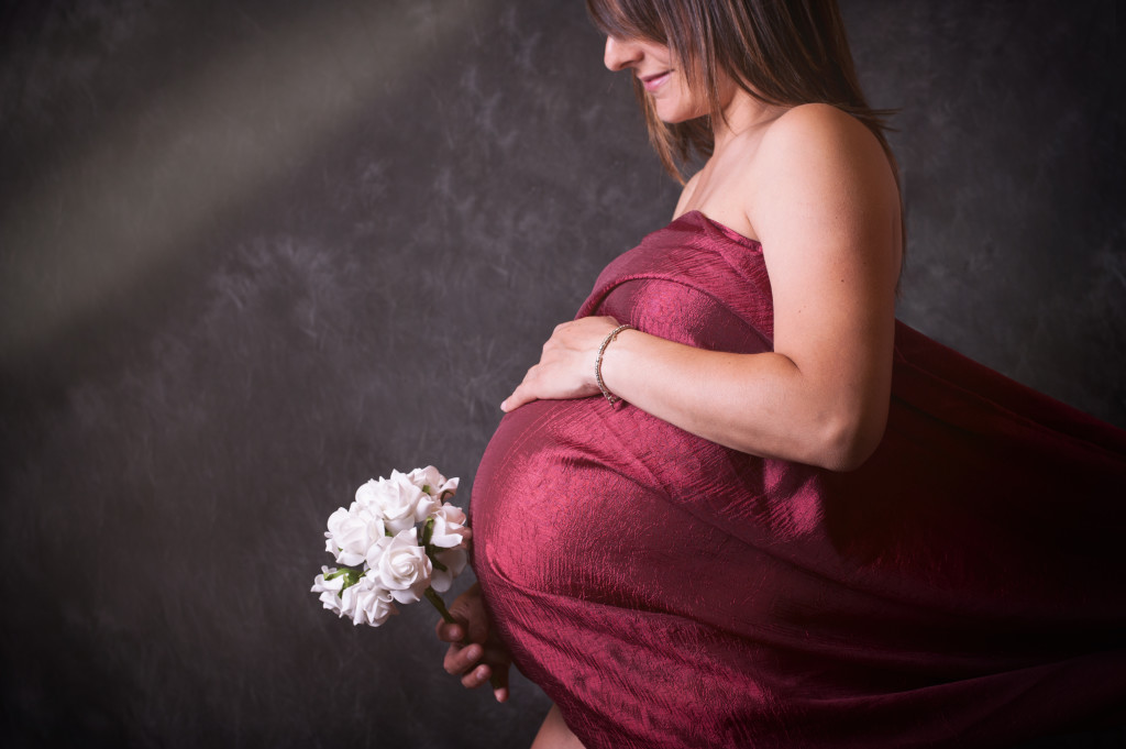 <img src ="(Alessandra).jpg alt =donna incinta maternità velo rosso fiori"/>
